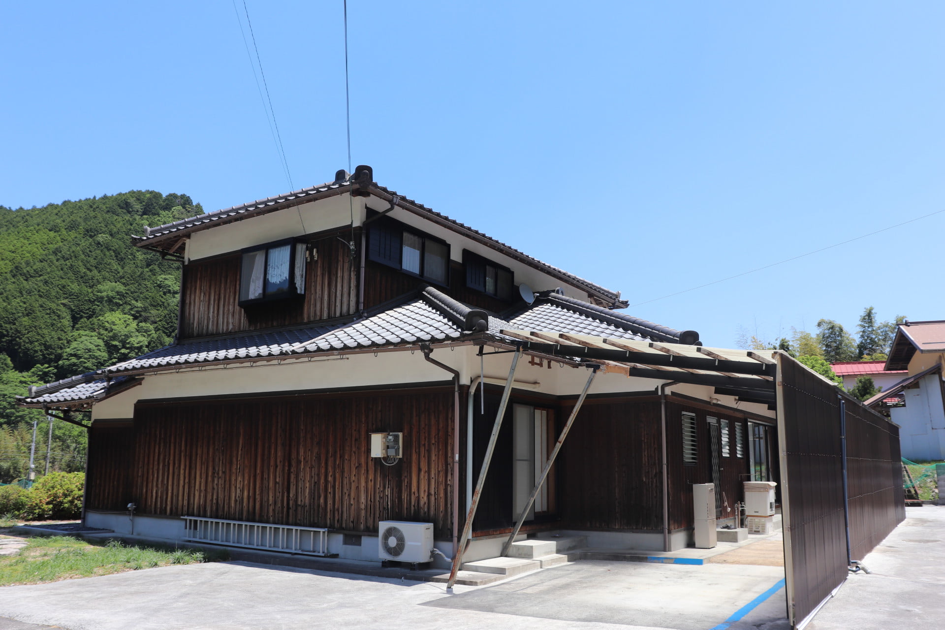 敷地は車５台を軽く停めることができるほど広いです。