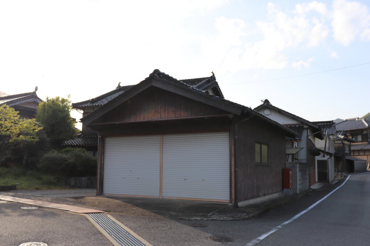 兵庫県宍粟市木谷の中古住宅の車庫