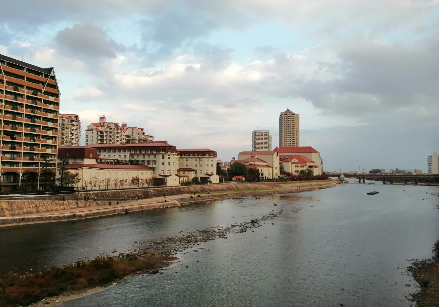 川沿いのマンション